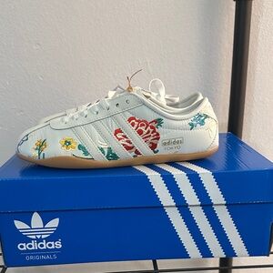 Adidas Tokyo White Sneakers with Floral Embroidery. NWT! Rare size/ color!